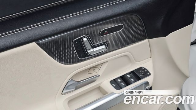 Mercedes-Benz GLB-Class GLB220
