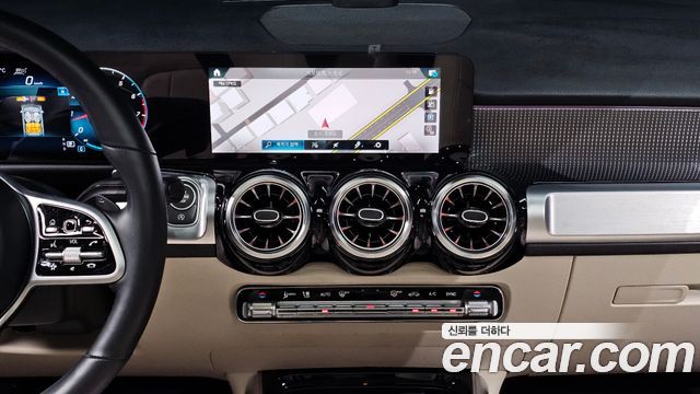 Mercedes-Benz GLB-Class GLB220