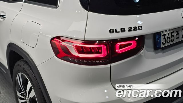 Mercedes-Benz GLB-Class GLB220
