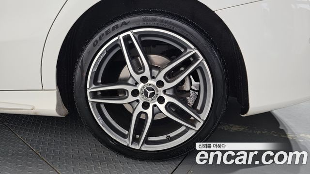 Mercedes-Benz CLA-Class CLA220 AMG Line