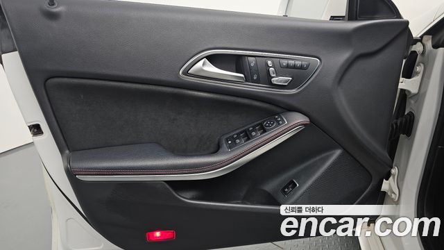 Mercedes-Benz CLA-Class CLA220 AMG Line