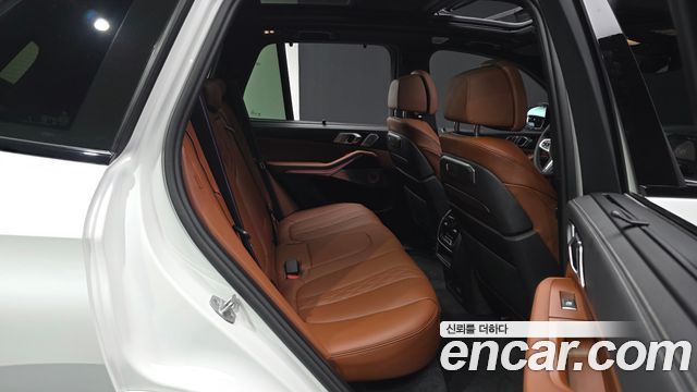 BMW X5 M60i