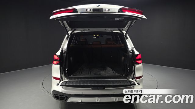 BMW X5 M60i