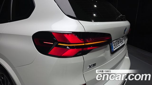 BMW X5 M60i