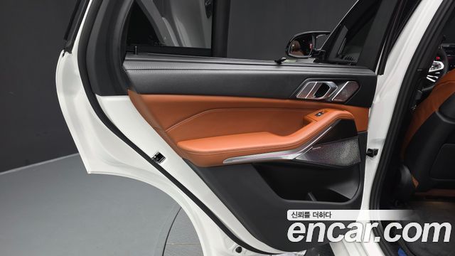 BMW X5 M60i