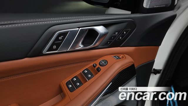 BMW X5 M60i