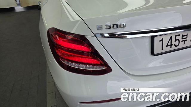 Mercedes-Benz E-Class E300 4MATIC Avnatgarde