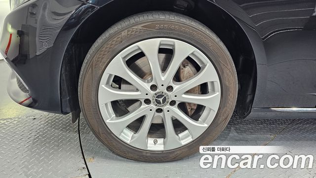 Mercedes-Benz E-Class E300 4MATIC Exclusive