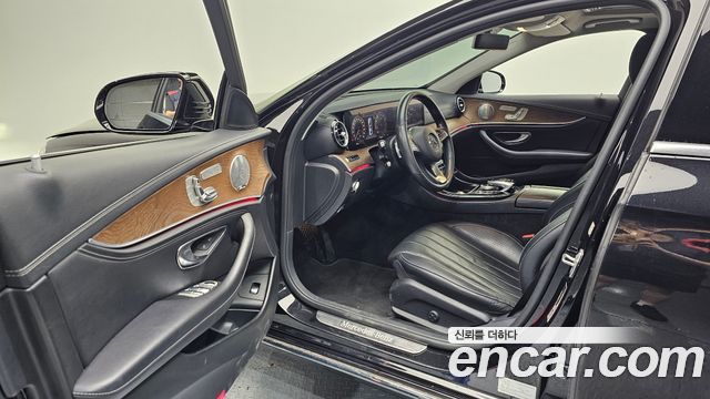 Mercedes-Benz E-Class E300 4MATIC Exclusive
