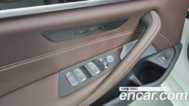 BMW 5-Series M550i xDrive