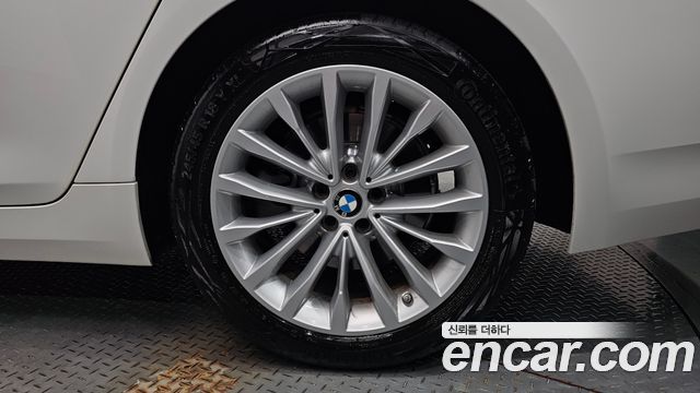 BMW 5-Series 530i xDrive Luxury