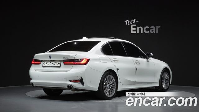 BMW 3-Series 330i Luxury