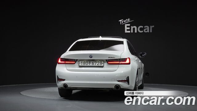 BMW 3-Series 330i Luxury