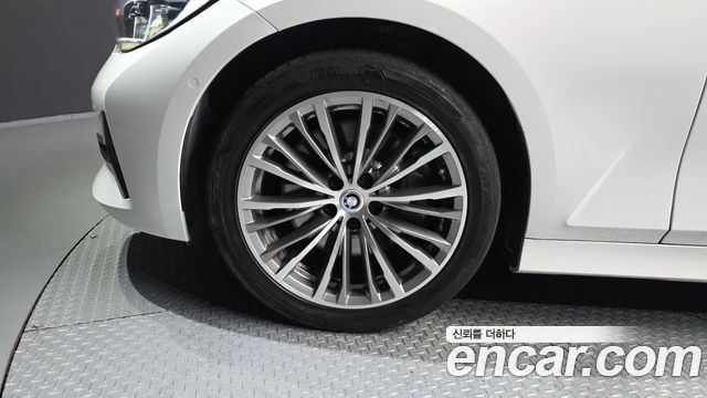 BMW 3-Series 330i Luxury
