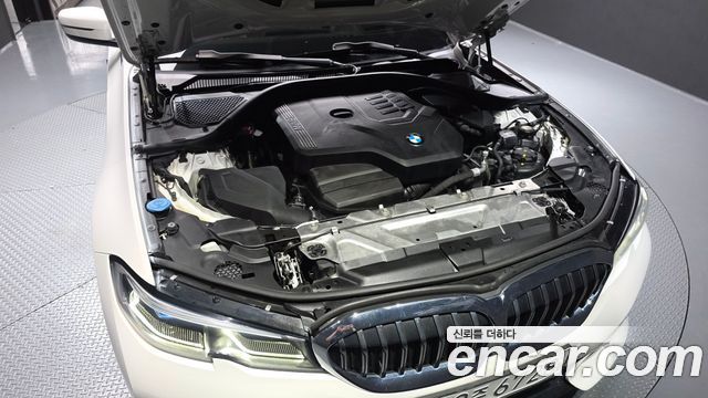 BMW 3-Series 330i Luxury