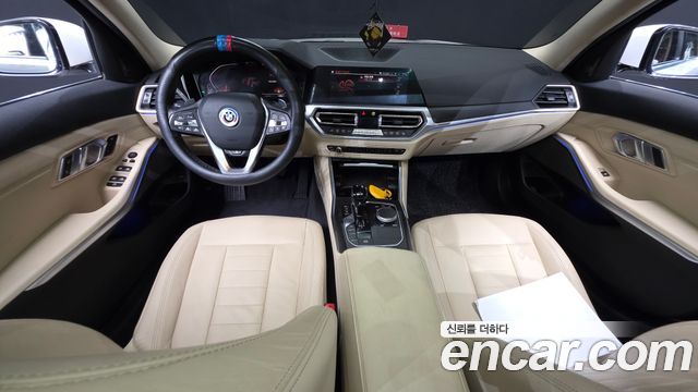 BMW 3-Series 330i Luxury