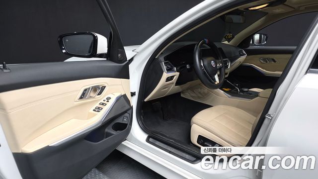 BMW 3-Series 330i Luxury