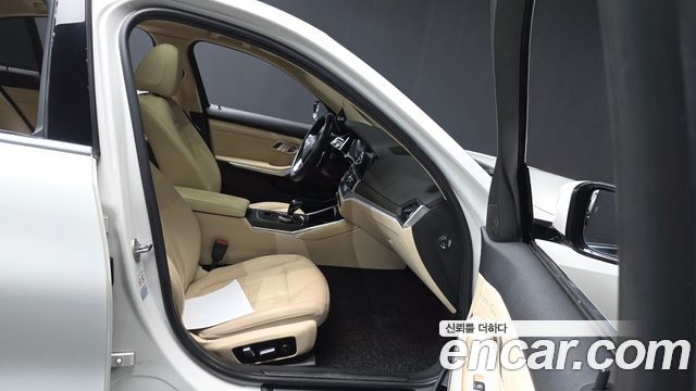 BMW 3-Series 330i Luxury