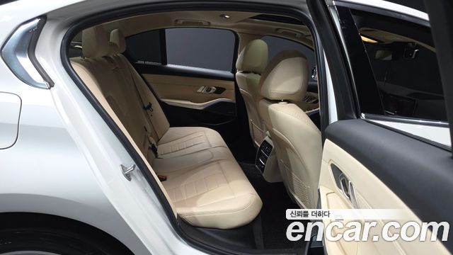 BMW 3-Series 330i Luxury