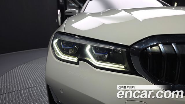 BMW 3-Series 330i Luxury