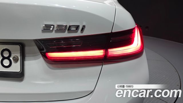 BMW 3-Series 330i Luxury