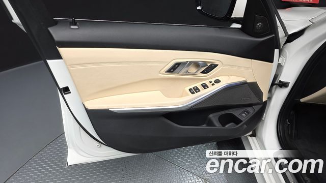 BMW 3-Series 330i Luxury