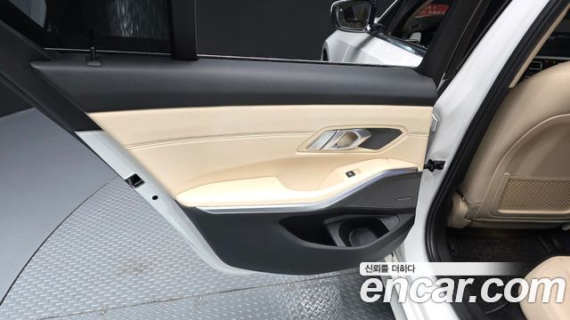 BMW 3-Series 330i Luxury
