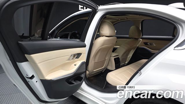 BMW 3-Series 330i Luxury
