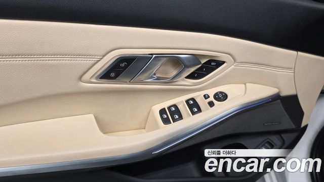 BMW 3-Series 330i Luxury