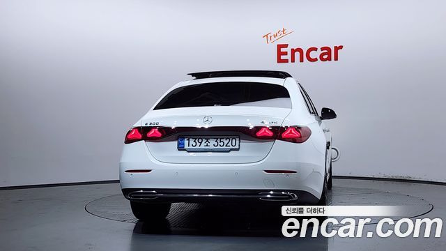 Mercedes-Benz E-Class E300 4MATIC Exclusive
