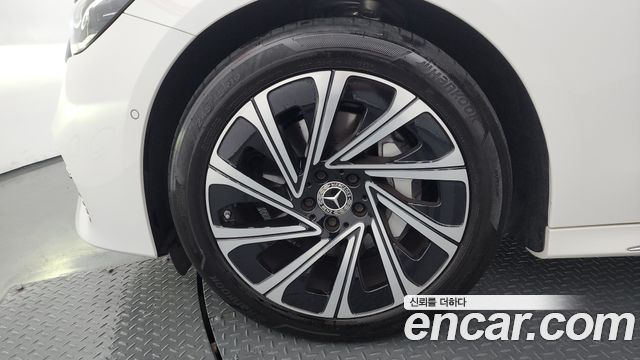 Mercedes-Benz E-Class E300 4MATIC Exclusive