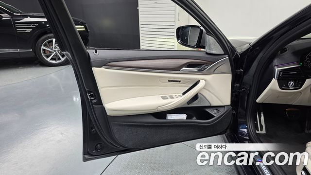 BMW 5-Series M550i xDrive
