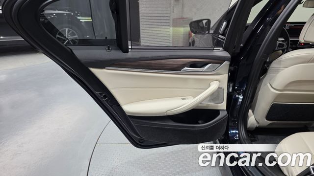 BMW 5-Series M550i xDrive
