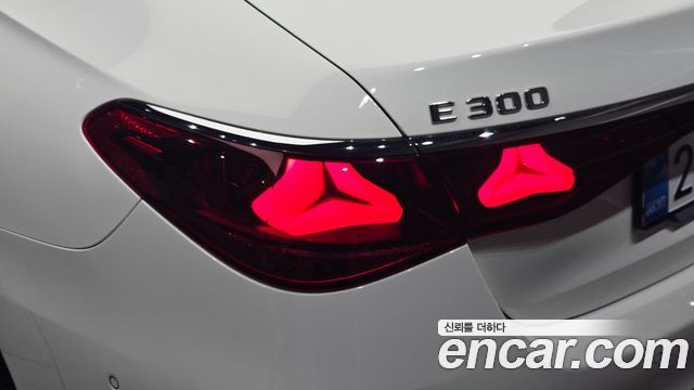 Mercedes-Benz E-Class E300 4MATIC AMG Line