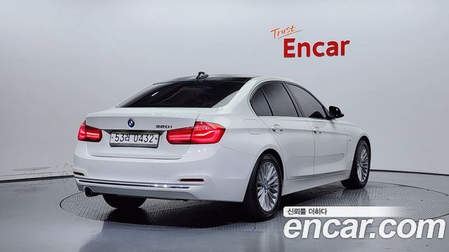 BMW 3-Series 320i Luxury