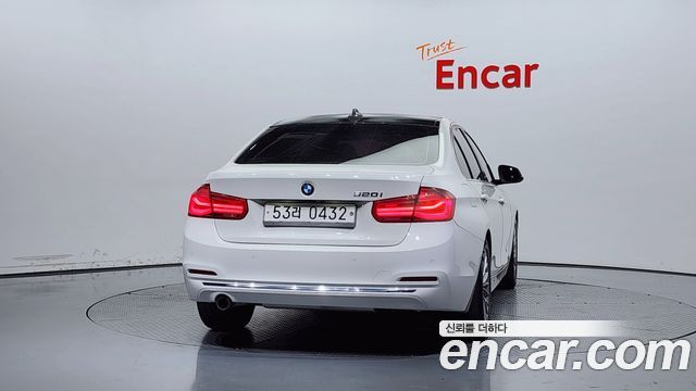 BMW 3-Series 320i Luxury