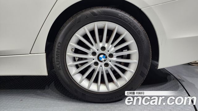 BMW 3-Series 320i Luxury