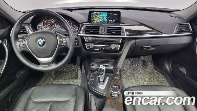 BMW 3-Series 320i Luxury