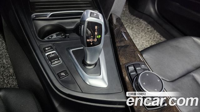 BMW 3-Series 320i Luxury