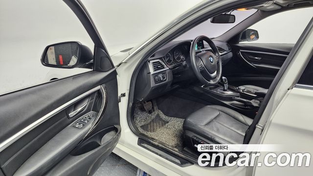BMW 3-Series 320i Luxury
