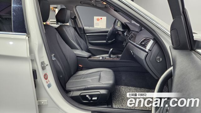 BMW 3-Series 320i Luxury