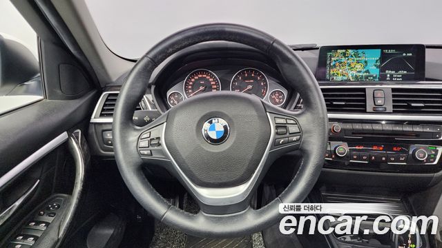 BMW 3-Series 320i Luxury