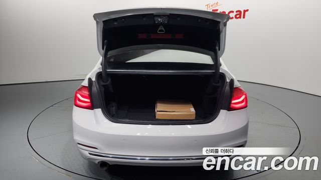 BMW 3-Series 320i Luxury