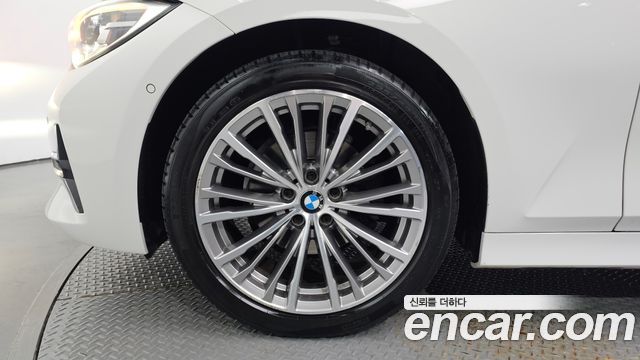 BMW 3-Series 320i Luxury
