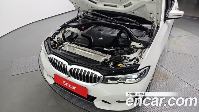 BMW 3-Series 320i Luxury