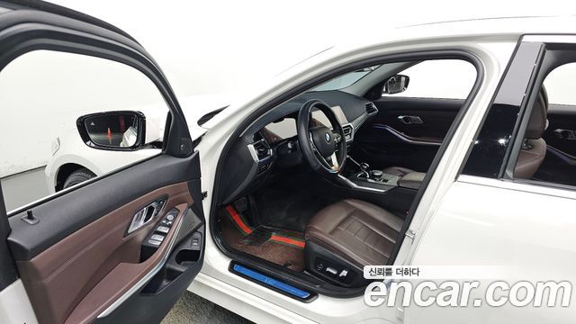 BMW 3-Series 320i Luxury