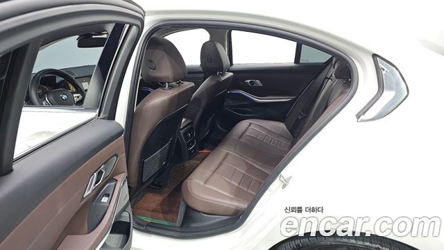BMW 3-Series 320i Luxury