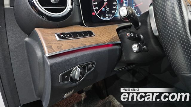 Mercedes-Benz E-Class E300 4MATIC Exclusive