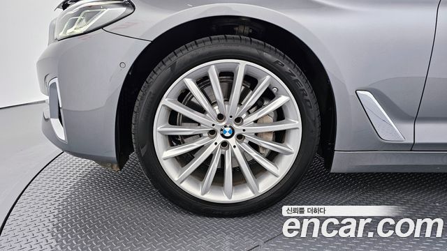 BMW 5-Series 530i xDrive Luxury
