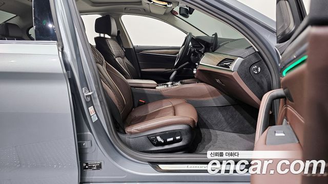 BMW 5-Series 530i xDrive Luxury